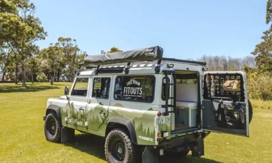 Культовый Land Rover Defender получил бюджетную версию для автопутешествий